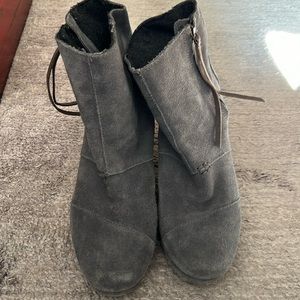 TOM’s wedge bootie
